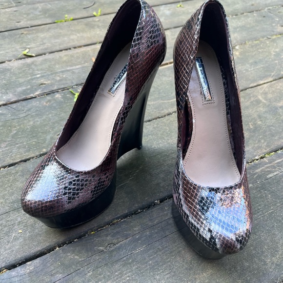 H by Halston Burgundy Embossed Snakeskin Vegan Leather Wedges Size 8M - Picture 4 of 11